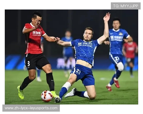 足球内收型边卫的战术职责及其对球队攻防转换的影响 足球内收型边卫的战术职责及其对球队攻防转换的影响